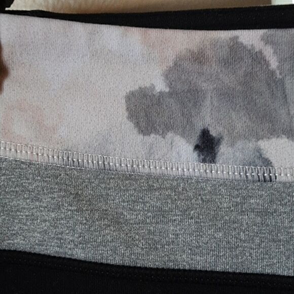 LULULEMON TIE DYED CAPRI YOGA PANTS SIZE 6 - Picture 2 of 6